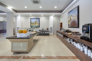 Petit déjeuner buffet servi tous les jours en supplément