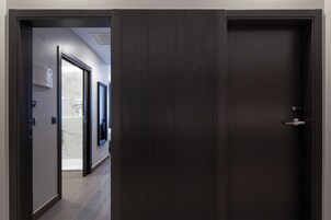 Habitación doble, vistas al patio | Minibar, caja fuerte, escritorio y espacio para trabajar con un portátil