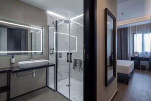 Minibar, caja de seguridad en la habitación y escritorio 