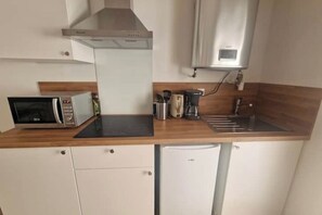 Réfrigérateur, micro-ondes, plaque de cuisson, cafetière/bouilloire