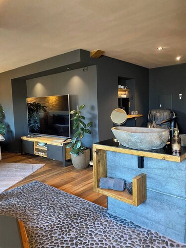 Emerald Suite, Emerald Suite