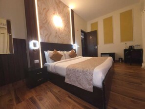 Een bureau, een laptopwerkplek, rolstoeltoegang