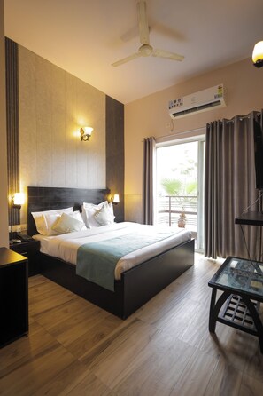 Habitación Deluxe doble, 1 habitación, vistas a la ciudad | Escritorio y espacio para trabajar con un portátil