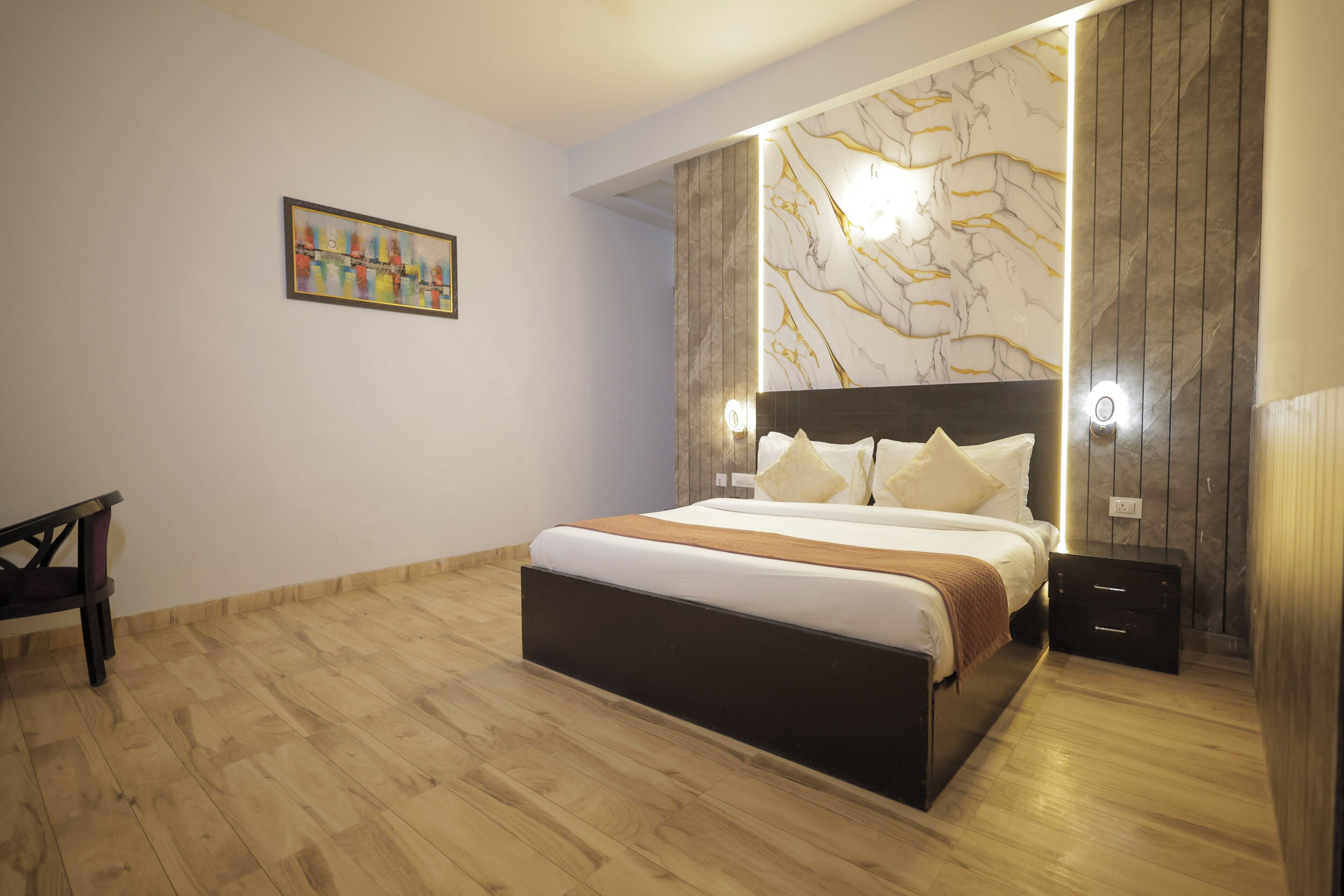 Dobbeltrom – comfort, byutsikt | Skrivebord, skrivebord for bærbar PC og rullestolvennlig