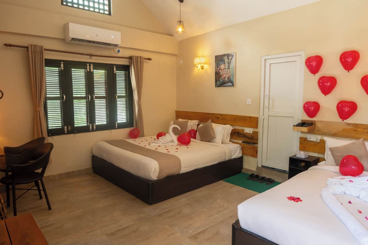 Studiosvit Junior - utsikt mot floden | Sängtillbehör av högsta kvalitet och värdeförvaringsskåp på rummet