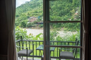 Ropa de cama de alta calidad y caja de seguridad en la habitación 