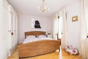 2 bedrooms, WiFi, bed sheets