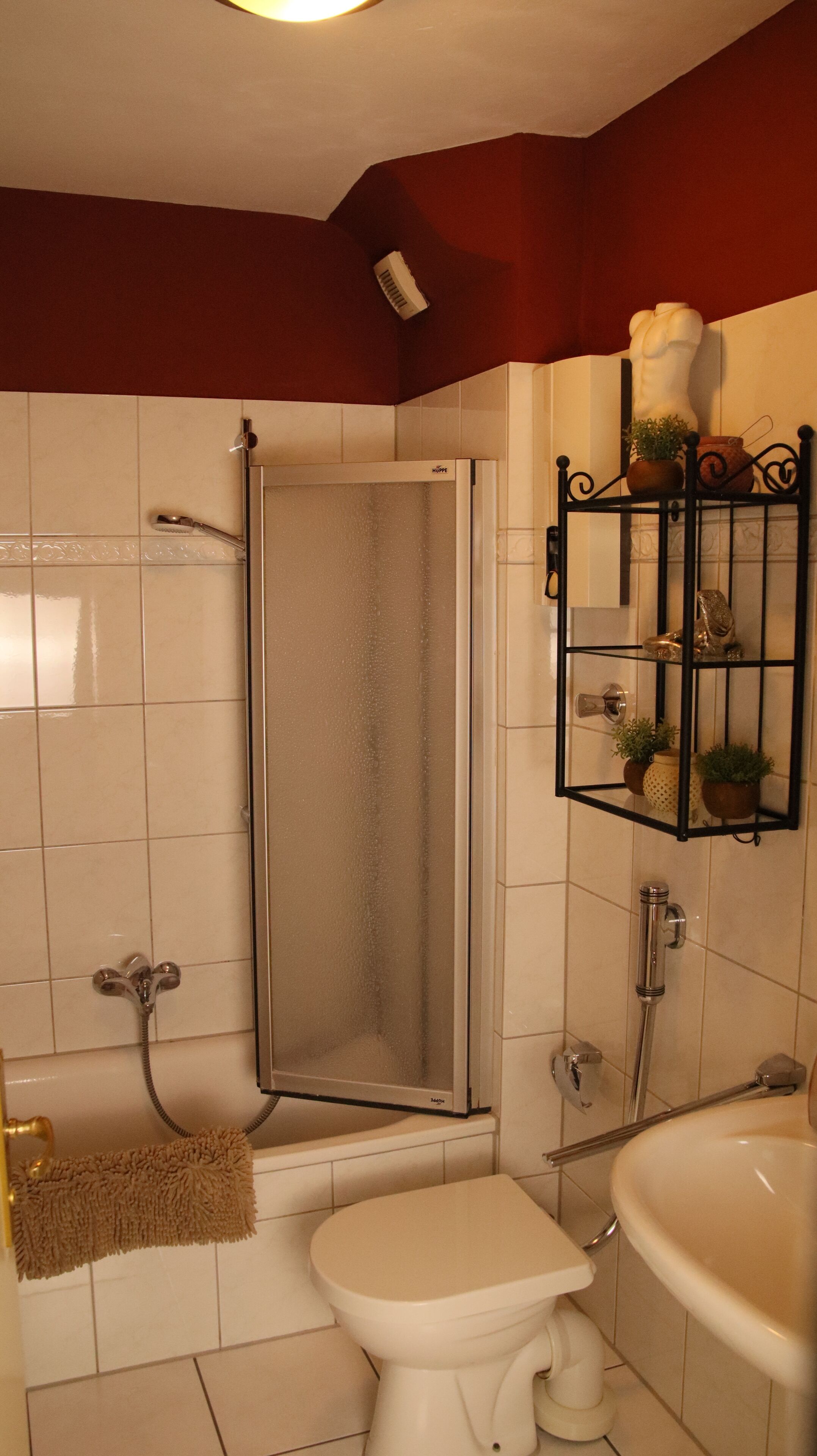 Un baño con ducha, inodoro y lavamanos.