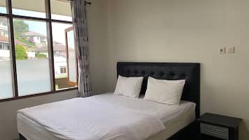 Desk, free WiFi, bed sheets