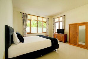 Desk, free WiFi, bed sheets
