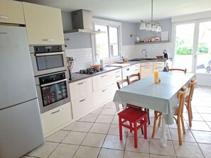 Fridge, microwave, oven, stovetop - L'Annexe - 100m² family home near Futuroscope (Lavoux)