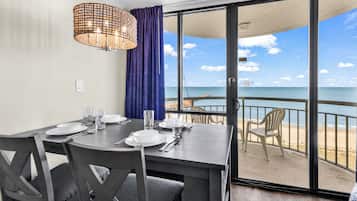 Signature Condo, 1 Bedroom, Balcony, Ocean View | In-room dining