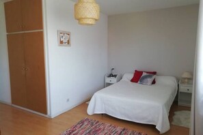 1 habitación, tabla de planchar con plancha y cuna de viaje 