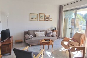 Smart-tv, een dvd-speler, boeken en een muziekbibliotheek