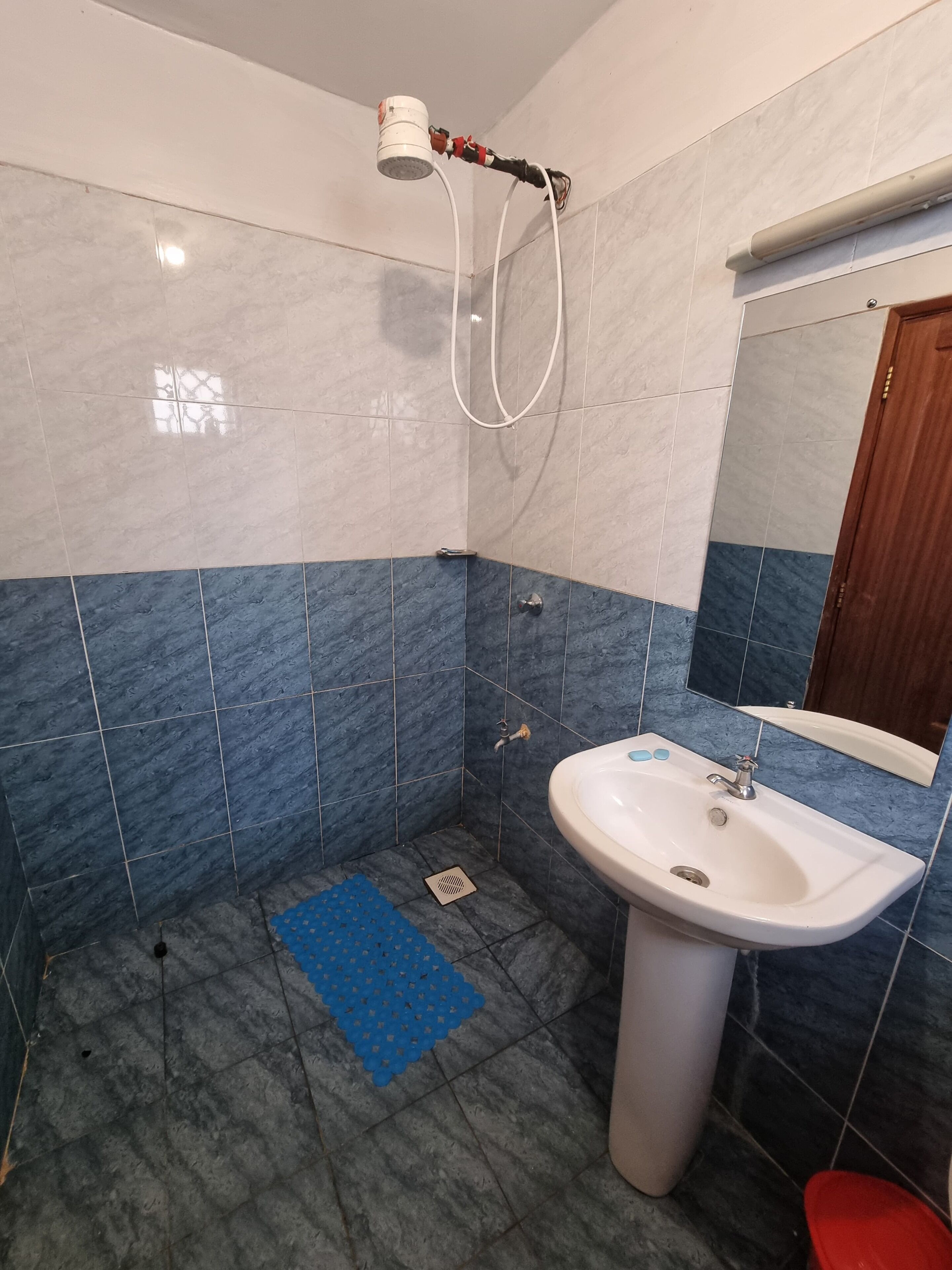 Lägenhet Deluxe - utsikt mot staden | Badrum | Dusch, gratis toalettartiklar, tofflor och handdukar