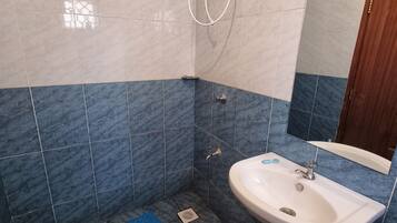 Lägenhet Deluxe - utsikt mot staden | Badrum | Dusch, gratis toalettartiklar, tofflor och handdukar