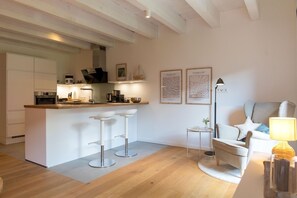 Frigorífico, microondas, horno y placa de cocina