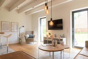 TV, table tennis, stereo