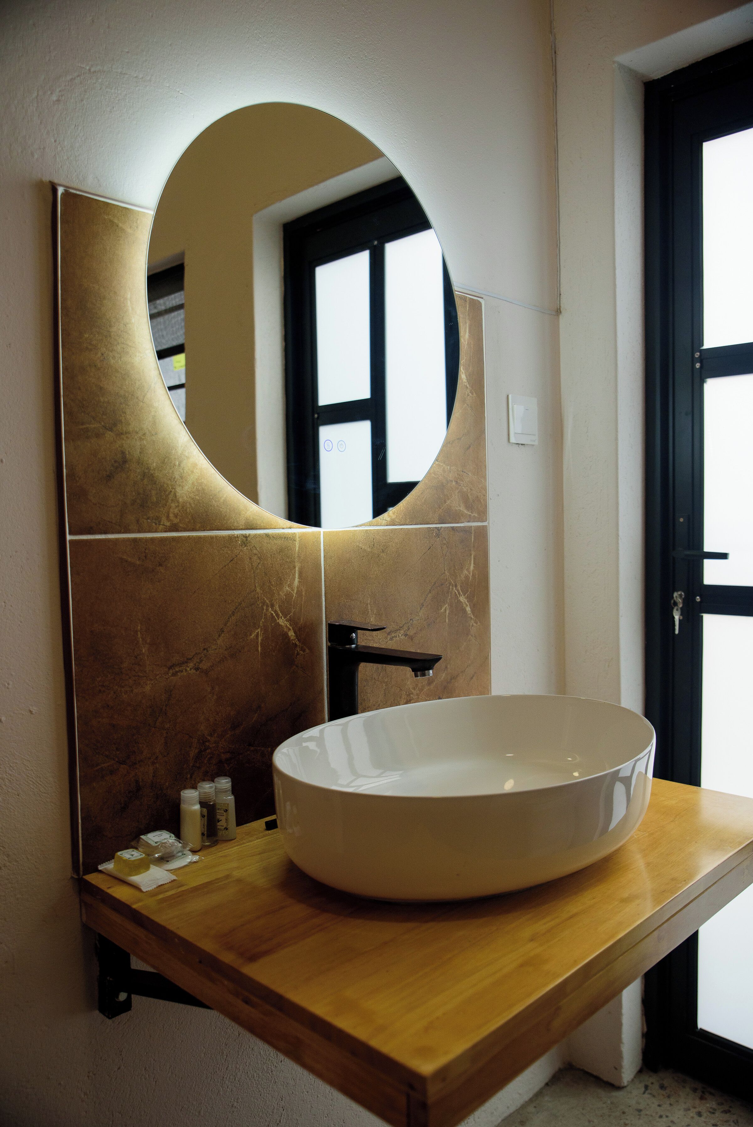 Dusch, handdukar, tvål och toalettpapper