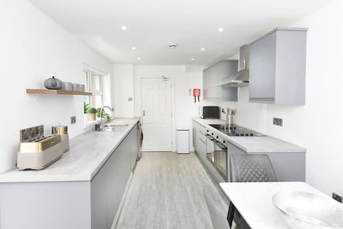 Fridge, microwave, oven, cookware/dishes/utensils