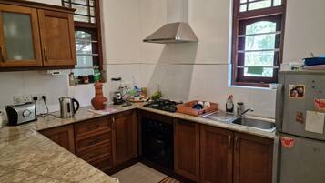 Fridge, oven, stovetop, coffee/tea maker