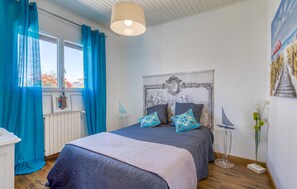 4 slaapkamers, een strijkplank/strijkijzer, reisbedje, gratis wifi