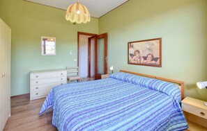 1 bedroom, iron/ironing board, travel cot, free WiFi