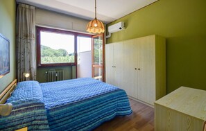 Iron/ironing board, travel cot, free WiFi