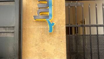 Vista frontal de la propiedad