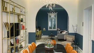 Bhub - Room 203 | Caja de seguridad en la habitación y cortinas blackout