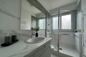Douche, sèche-cheveux, serviettes fournies, savon