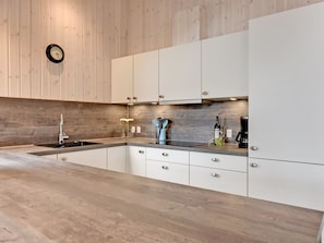 Fridge, microwave, dishwasher, cookware/dishes/utensils