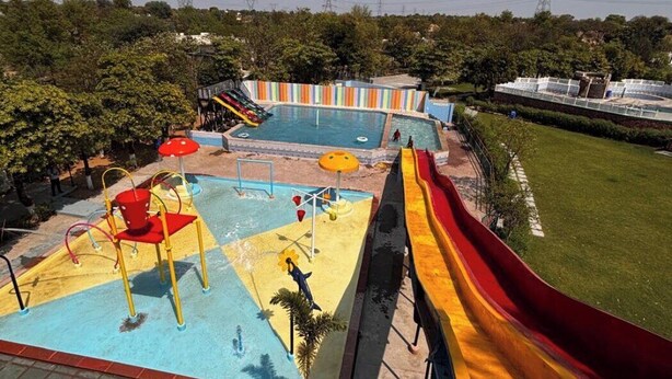 Un parc aquatique doté d’une grande piscine, de toboggans et d’aires de jeux.