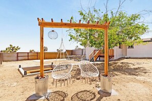 Property grounds - Autism & Sensory Inclusive Home, Cowboy Pool, Mini Golf, Fire Pit (Yucca Valley)