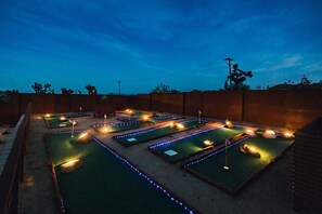 Property grounds - Autism & Sensory Inclusive Home, Cowboy Pool, Mini Golf, Fire Pit (Yucca Valley)