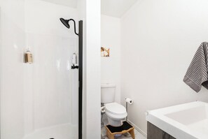 Douche, sèche-cheveux, bidet, serviettes fournies