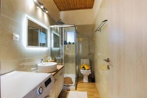 Douche, sèche-cheveux, serviettes fournies, savon