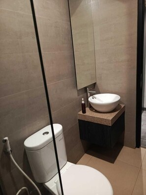 Deluxe Double Room | Bathroom | Shower, soap - Collection O 94587 Hotel Kebon Jahe (Bogor)