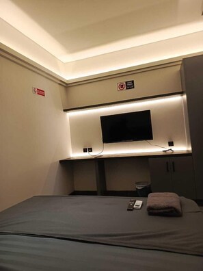 Deluxe Double Room | Desk, free WiFi, bed sheets - Collection O 94587 Hotel Kebon Jahe (Bogor)