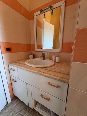 Douche, sèche-cheveux, bidet, serviettes fournies