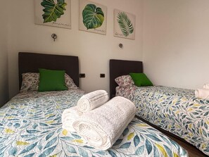 3 bedrooms, iron/ironing board, WiFi, bed sheets - Eva's House - 3 Bedroom Apartment (Montesilvano)