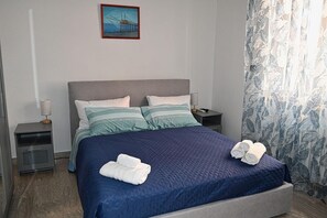 3 chambres, fer et planche à repasser, Wi-Fi, draps fournis