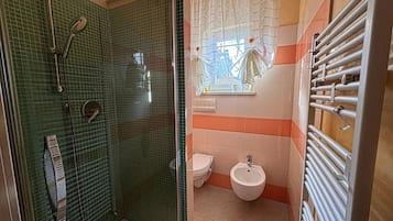 Dusche, Haartrockner, Bidet, Handtücher