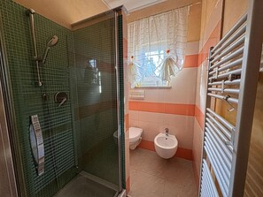 Douche, sèche-cheveux, bidet, serviettes fournies