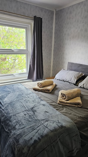 3 bedrooms, iron/ironing board, WiFi, bed sheets