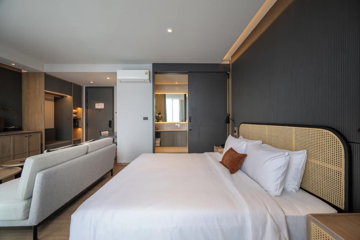 Signature-Doppelzimmer, Balkon, Blick auf den Innenhof | Kostenlose Minibar, Zimmersafe, Schreibtisch, Verdunkelungsvorhänge