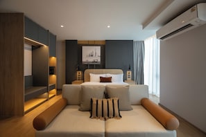 Deluxe-Doppelzimmer, Balkon, Stadtblick | Kostenlose Minibar, Zimmersafe, Schreibtisch, Verdunkelungsvorhänge