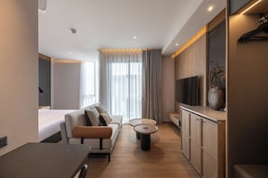 Signature-Doppelzimmer, Balkon, Blick auf den Innenhof | Kostenlose Minibar, Zimmersafe, Schreibtisch, Verdunkelungsvorhänge