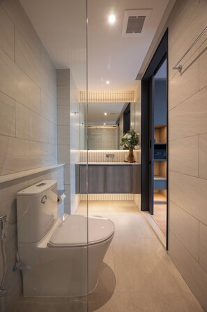 Superior Double Room, Non Smoking, City View | Bathroom | Shower, hair dryer, towels, soap