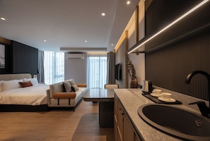 Deluxe-Doppelzimmer, Balkon, Stadtblick | Kostenlose Minibar, Zimmersafe, Schreibtisch, Verdunkelungsvorhänge